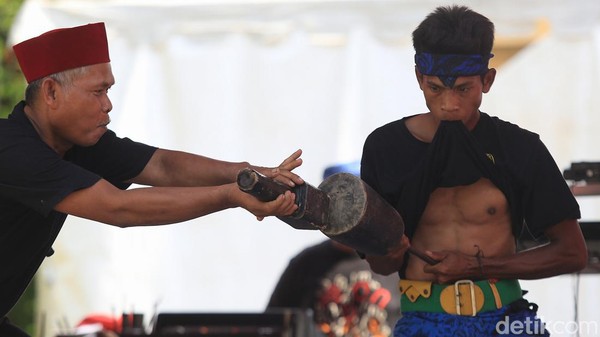 Debus adalah seni bela diri yang dikenal dari provinsi Banten. Seni bela diri ini merupakan penggabungan tarian, suara, hingga magis. Debus adalah seni bela diri yang dikenal dari provinsi Banten. Seni bela diri ini merupakan penggabungan tarian, suara, hingga magis.