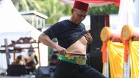 Kesenian ini dikenal sebagai kesenian sangat ekstrim, namun sangat unik dan menarik, karena menunjukkan kemampuan tubuh manusia untuk menjadi kebal terhadap segala jenis senjata, baik senjata tajam maupun benda keras, bara api dan lain-lain.