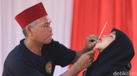 Kata debus sebenarnya merujuk pada nama sebuah alat yang terbuat dari besi sepanjang 40 cm dengan ujung yang runcing.