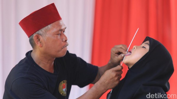 Kata debus sebenarnya merujuk pada nama sebuah alat yang terbuat dari besi sepanjang 40 cm dengan ujung yang runcing. Kata debus sebenarnya merujuk pada nama sebuah alat yang terbuat dari besi sepanjang 40 cm dengan ujung yang runcing.