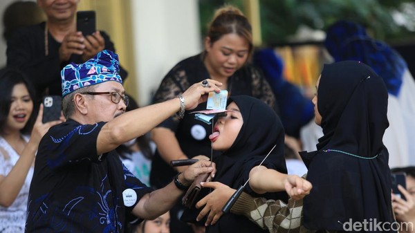 Anehnya, walaupun tubuhnya tertembus alat itu pemain tidak merasa sakit dan tidak mengalami cedera, padahal dialaminya dalam keadaan sadar. Kini, kata debus pun memiliki makna yang lebih luas, yakni tembus.
