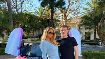 Daniel berpose bersama Paris Hilton dan mobil BMW mewahnya. Foto: Instagram/Daniel Mac