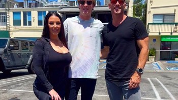 Daniel saat berfoto dan membuat konten bersama aktor serba bisa Johnny Sins. Foto: Instagram/Daniel Mac