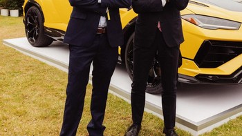 Saking populernya, Daniel bahkan berkesempatan menemui CEO dan selebriti ternama. Seperti momen ini saat Daniel bertemu CEO Lamborghini Stephan Winkelmann. Foto: Instagram/Daniel Mac