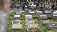 Angka kematian bayi sangat tinggi waktu itu. Terlebih lagi Bandung kala itu sekitar tahun 1910 dilanda wabah kolera. Masyarakat Bandung, khususnya pribumi banyak yang memakamkan keluarganya, termasuk balita di halaman rumahnya.