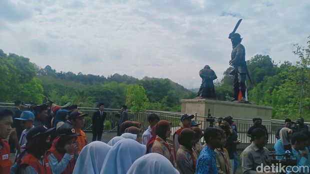 upacara hari kesaktian pancasila di monumen kresek