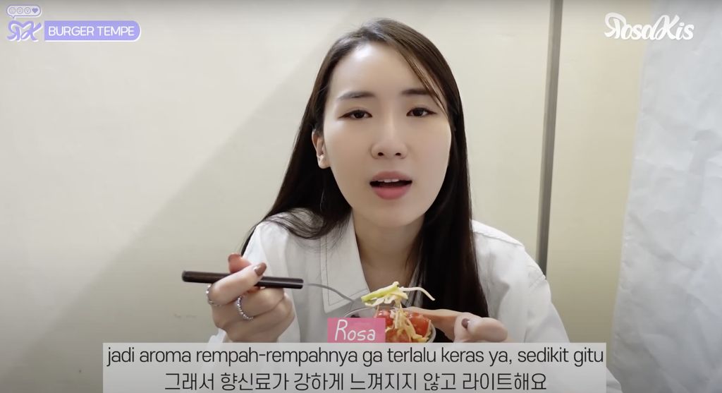 Wanita coba burger tempe dan gado-gado di korea