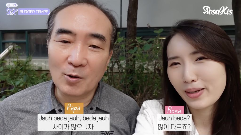 Wanita coba burger tempe dan gado-gado di korea