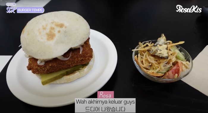 Wanita coba burger tempe dan gado-gado di korea