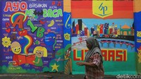 Dekorasi tembok dengan seni mural tersebut bertujuan untuk meningkatkan minat baca warga sekitar.