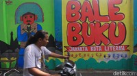 Mural tersebut dibuat oleh petugas PPSU.