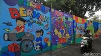 Tak hanya itu, mural-mural tersebut dibuat speanjang 500 meter lho.