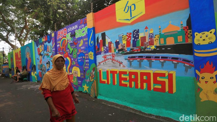 Warna-warni Kampung Literasi di Matraman Kelurahan Palmeriam, Matraman, Jakarta, memiliki kampung literasi dengan dekorasi mural warna-warni. Seperti apa penampakannya?