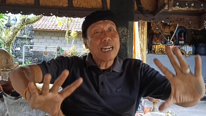 Wayan Nardayana yang dikenal sebagai dalang wayang Cenk Blonk.