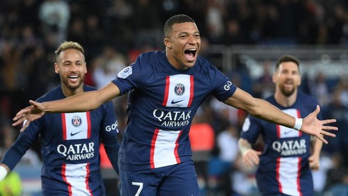 Paris Saint-Germains French forward Kylian Mbappe celebrates after scoring a goal during the French L1 football match between Paris Saint-Germain (PSG) and OGC Nice at The Parc des Princes Stadium in Paris on October 1, 2022. (Photo by FRANCK FIFE / AFP) (Photo by FRANCK FIFE/AFP via Getty Images)