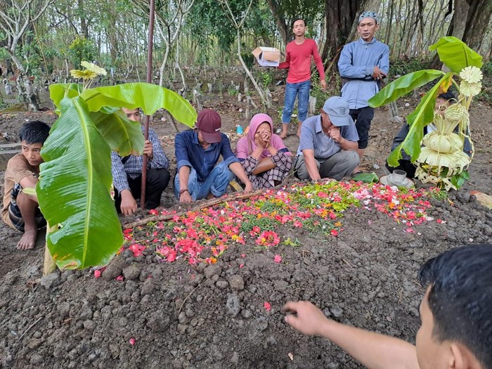 Tangis Keluarga Iringi Pemakaman Korban Tragedi Kanjuruhan Asal Jombang