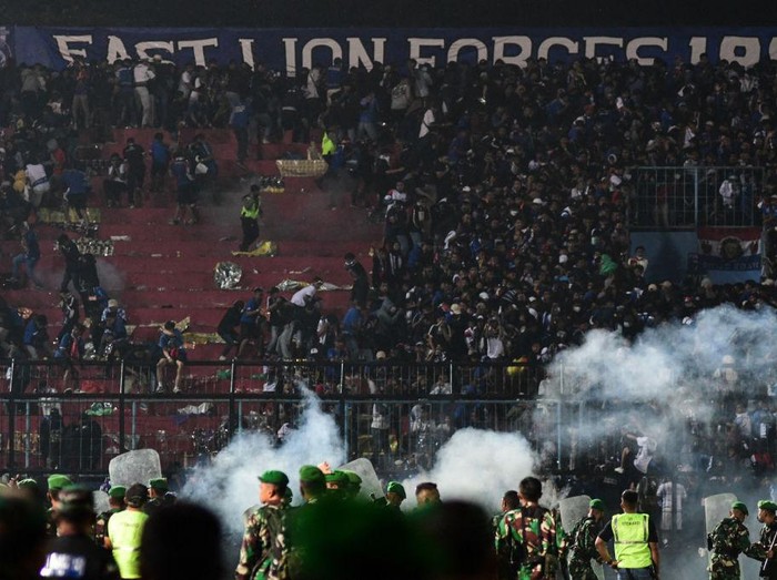 Kerusuhan yang terjadi pada suporter sepakbola di Malang, Sabtu (1/10) menyita perhatian sejumlah masyarakat. Berikut sederet kerusuhan sepakbola yang ada di berbagai negara.