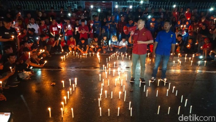 Aksi belasungkawa 1.000 lilin oleh kelompok suporter Indonesia di Makassar.