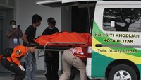 Dari pantauan detikJatim ambulance keluar masuk dari RS Wafa menuju RSU dr Syaiful Anwar. Ambulans-ambulans tersebut juga dari para relawan membantu korban meninggal dunia. 