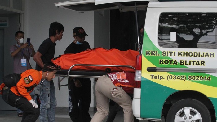 Sejumlah mobil ambulan disiapkan untuk mengangkut jenazah korban kerusuhan di Rumah Sakit Wava Husada , Malang, Jawa Timur, Minggu (2/10/2022). Dinas Kesehatan setempat mencatat puluhan korban kerusuhan tersebut belum teridentifikasi. ANTARA FOTO/Ari Bowo Sucipto/foc.