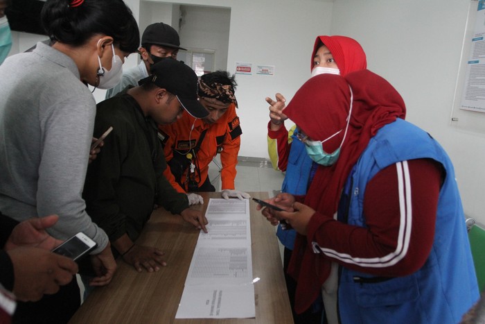 Ambulance di Malang Hilir Mudik Bawa Korban Kanjuruhan ke RS Sejumlah mobil ambulan disiapkan untuk mengangkut jenazah korban kerusuhan di Rumah Sakit Wava Husada , Malang, Jawa Timur, Minggu (2/10/2022). Dinas Kesehatan setempat mencatat puluhan korban kerusuhan tersebut belum teridentifikasi. ANTARA FOTO/Ari Bowo Sucipto/foc.