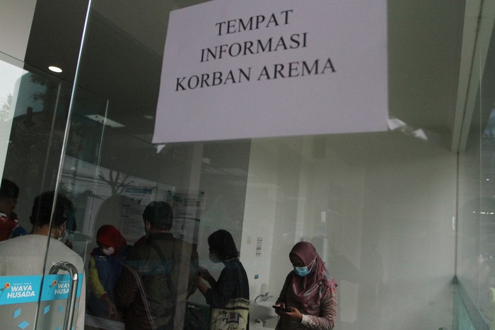 Ambulance di Malang Hilir Mudik Bawa Korban Kanjuruhan ke RS Sejumlah mobil ambulan disiapkan untuk mengangkut jenazah korban kerusuhan di Rumah Sakit Wava Husada , Malang, Jawa Timur, Minggu (2/10/2022). Dinas Kesehatan setempat mencatat puluhan korban kerusuhan tersebut belum teridentifikasi. ANTARA FOTO/Ari Bowo Sucipto/foc.