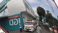 Sejumlah mobil ambulans disiapkan untuk mengangkut jenazah korban kerusuhan di Rumah Sakit Wava Husada, Malang, Jawa Timur, Minggu (2/10/2022). 