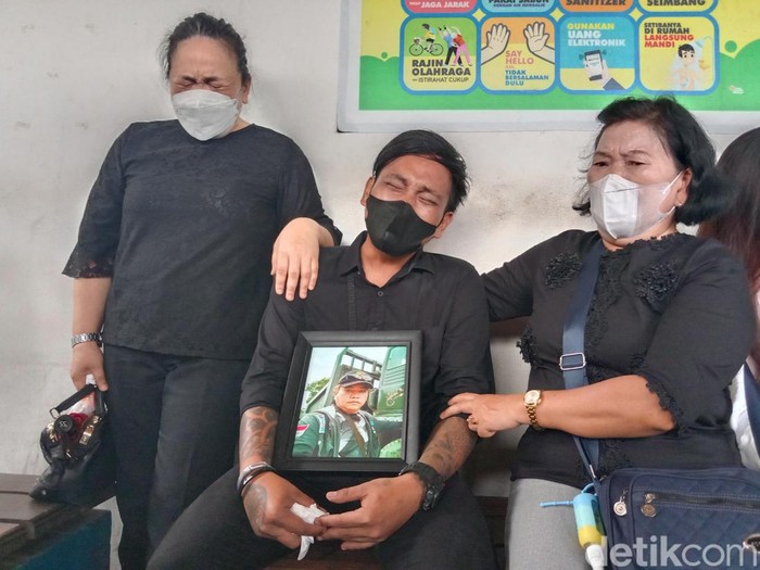 Anak korban penembakan KKB menangis histeris menanti kedatangan jasad ayahnya tiba di Manado, Sulut.