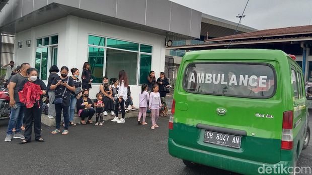 Anak korban penembakan KKB menangis histeris menanti kedatangan jasad ayahnya tiba di Manado, Sulut.