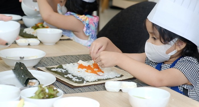 Anak membuat sushi di hotel