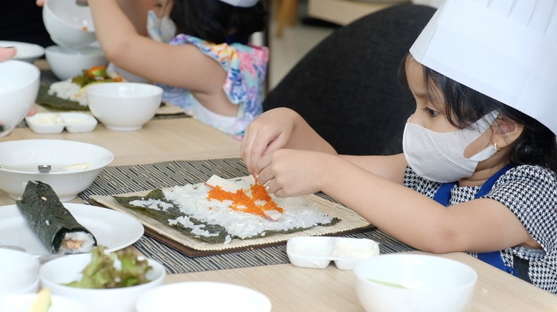 Anak membuat sushi di hotel Anak membuat sushi di hotel