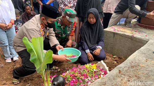 Aremania asal Magetan yang menjadi korban tewas Tragedi Kanjuruhan telah dimakamkan.