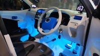 Dalam kabin Avanza EV Concept ini, nuansa futuristik disajikan dengan memasang empat buah jok individual dengan desain bucket seat, serta interior warna putih dengan pencahayaan warna biru. Foto: Septian Farhan