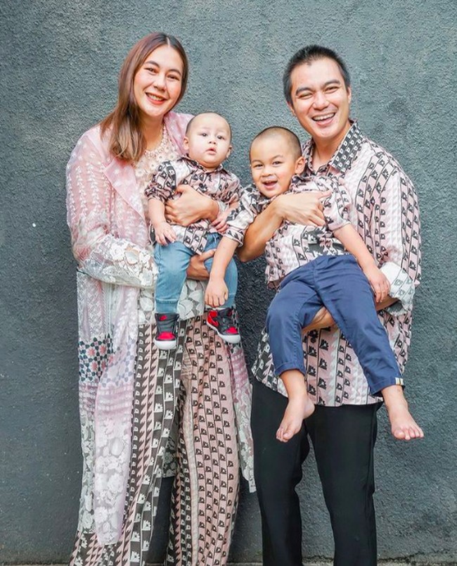 Pasangan yang akrab disapa Bapau itu tampil kompak berbatik di Hari Raya Idul Fitri beberapa waktu lalu. Foto: dok. Instagram/Baim Wong, Paula Verhoevem