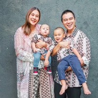 Pasangan yang akrab disapa Bapau itu tampil kompak berbatik di Hari Raya Idul Fitri beberapa waktu lalu. Foto: dok. Instagram/Baim Wong, Paula Verhoevem