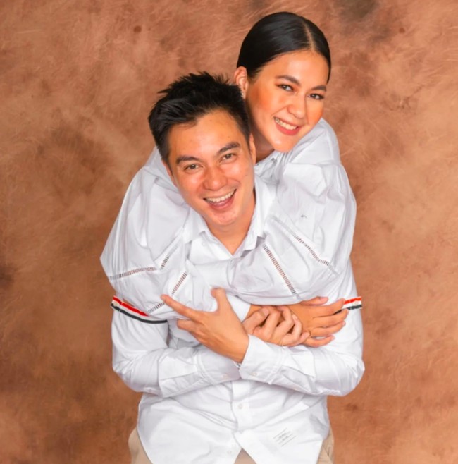 Ini potret mesra Baim dan Paula yang kompak mengenakan busana putih. Paula tampak memeluk Baim Wong dari belakang. Foto: dok. Instagram/Baim Wong, Paula Verhoevem