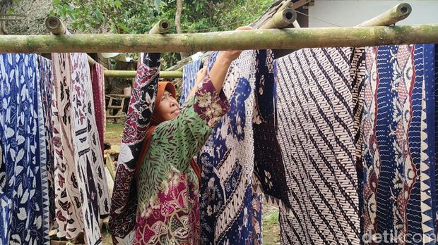 Batik tulis Sukapura Khas Tasikmalaya.