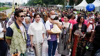 (Kiri) Wakil Direktur Utama Bank Mandiri Alexandra Askandar, Menteri Perindustrian Agus Gumiwang Kartasasmita, Wakil Ketua Yayasan Batik Indonesia (YBI) Gita Pratama saat mengikuti fesyen show Mandiri Hari Batik 2022 di kawasan Car Free Day (CFD).