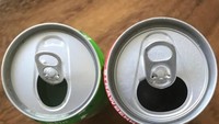 Jika diperhatikan lubang pada minuman soda kalengan di Jepang dan Amerika jauh berbeda. Di Jepang (kiri), lubangnya lebih kecil dibanding yang di Amerika (kanan). Foto: Bright Side
