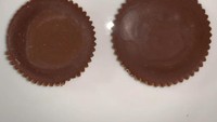 American Reeses Cup adalah snack cokelat populer. Di Amerika (kiri) beratnya hanya 15 gram, tapi di Korea bisa mencapai 21 gram lho! Foto: Bright Side