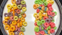 Sereal Froot Loops terkenal dengan warna-warninya yang ikonik, namun warnanya di Amerika dan Kanada berbeda lho. Terlihat yang di Kanada, Froot Loops memiliki warna lebih cerah. Foto: Bright Side