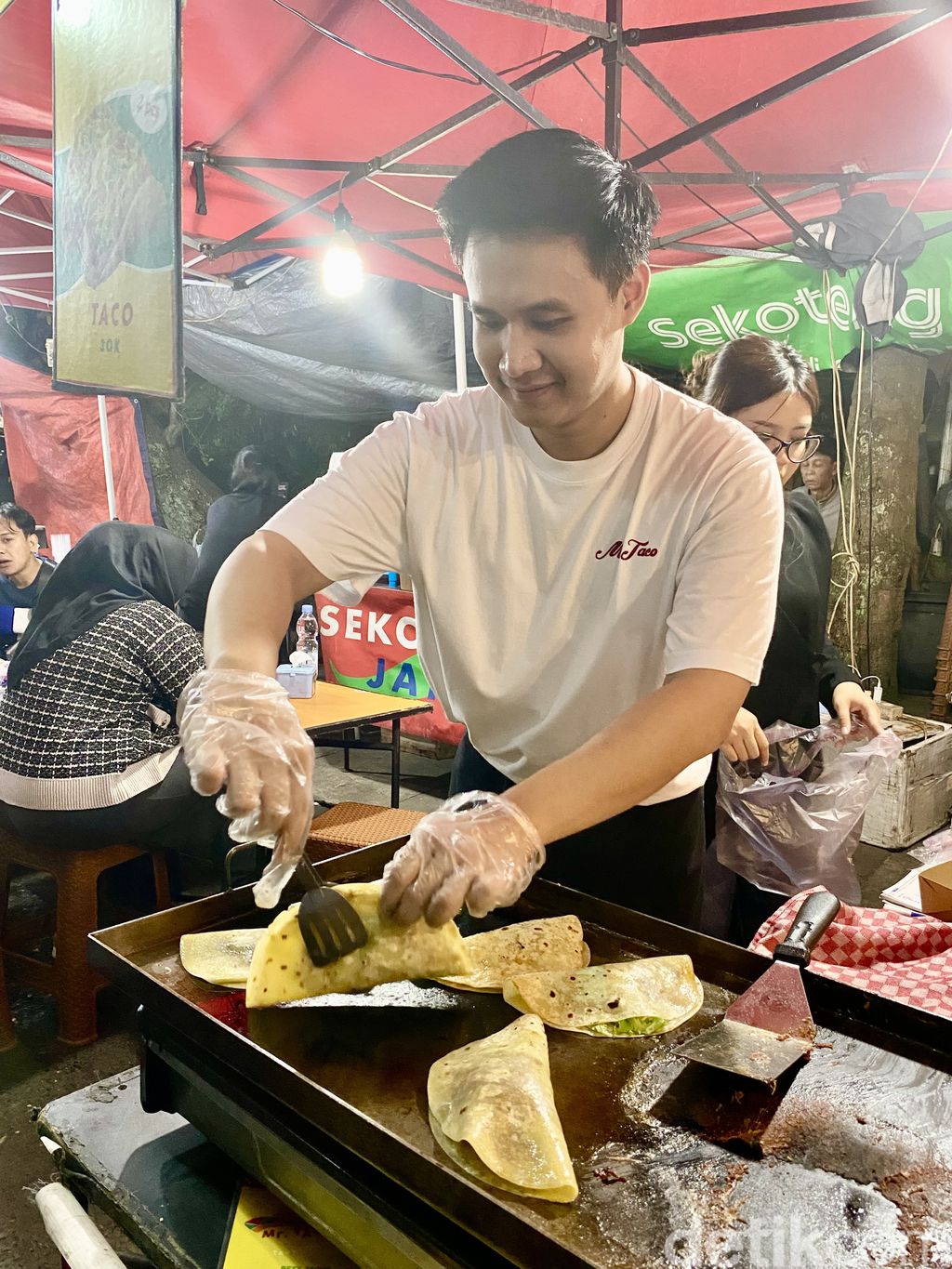 Penjual Tampan Beef Taco di Lengkong Kecil, Bandung