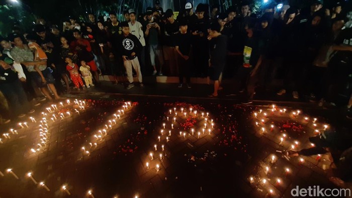Bonek menyalakan lilin di Taman Apsari Surabaya sebagai bentuk belasungkawa untuk korban tragedi Kanjuruhan