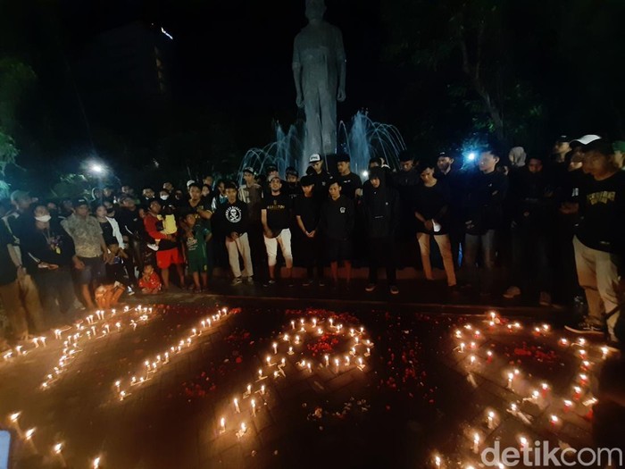 Bonek menyalakan lilin di Taman Apsari Surabaya sebagai bentuk belasungkawa untuk korban tragedi Kanjuruhan