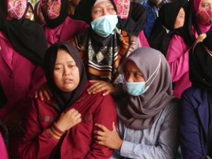 Pecah Tangis Keluarga Briptu Fajar Yoyok Korban Tewas Tragedi Kanjuruhan