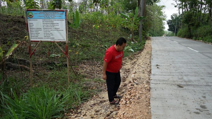 Bupati Blora Arief Rohman meninjau titik pengerjan jalan beton di Randublatung, 16 Agustus 2022. Tahun depan perbaikan jalan dibiayai dari DBH Migas Rp 160 Miliar