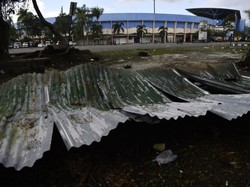 Bagian luar stadion juga tampak berantakan.. Foto: ANTARA FOTO/ZABUR_KARURU