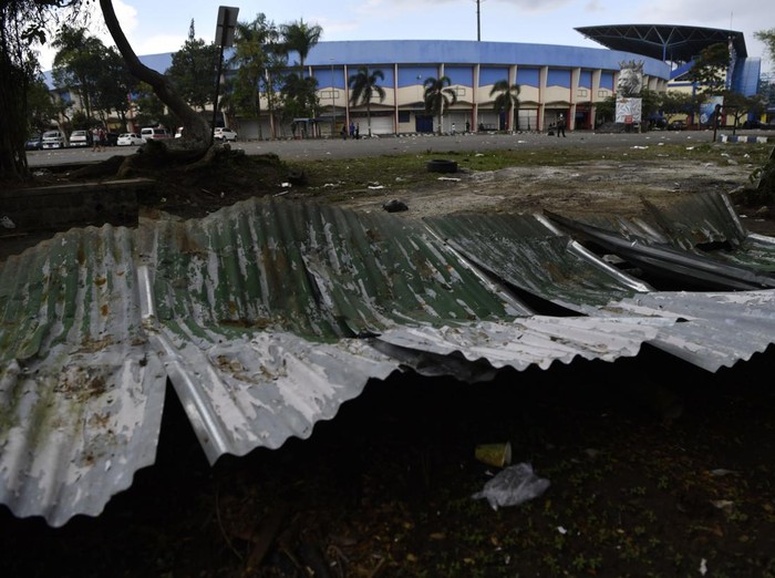 Kondisi lapangan Stadion Kanjuruhan usai kerusuhan terjadi di stadion itu, Malang, Jawa Timur, Minggu (2/10/2022). Sedikitnya 129 orang dilaporkan meninggal dunia dan 13 mobil rusak akibat kerusuhan tersebut. ANTARA FOTO/Zabur Karuru/foc.