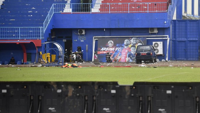 Kondisi lapangan Stadion Kanjuruhan usai kerusuhan terjadi di stadion itu, Malang, Jawa Timur, Minggu (2/10/2022). Sedikitnya 129 orang dilaporkan meninggal dunia dan 13 mobil rusak akibat kerusuhan tersebut. ANTARA FOTO/Zabur Karuru/foc.
