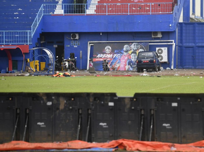 Kondisi lapangan Stadion Kanjuruhan usai kerusuhan terjadi di stadion itu, Malang, Jawa Timur, Minggu (2/10/2022). Sedikitnya 129 orang dilaporkan meninggal dunia dan 13 mobil rusak akibat kerusuhan tersebut. ANTARA FOTO/Zabur Karuru/foc.